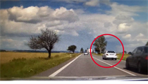 Policie pronásleduje Mercedes, který řídil opilý zloděj aut. | na serveru Lidovky.cz | aktuální zprávy