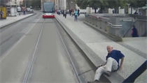 Muž padající před tramvají. | na serveru Lidovky.cz | aktuální zprávy