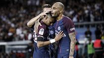 Neymar a Layvin Kurzawa se raduj z glu do st Toulouse.