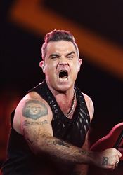 Na Williamse v Praze dorazilo přes 30 tisíc lidí. Představil jim svého otce a manželku Zapálený Robbie. | na serveru Lidovky.cz | aktuální zprávy