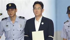 Ddic konglomerátu Samsung I e-jong v doprovodu policie.