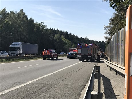 Na dálnici D1 u Soutic na Beneovsku havarovala odpoledne ti nákladní auta,...