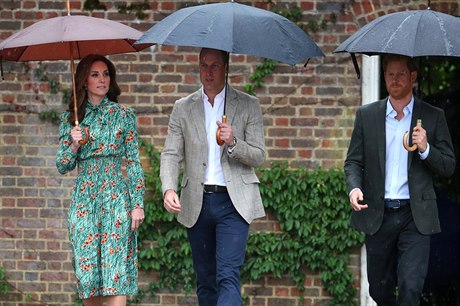 Princ William, Kate a princ Harry na návtv v zahradách Kensingtonského...