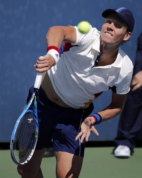 Tomá Berdych v zápase prvního kola US Open proti Ryanu Harrisonovi z USA.