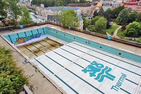 Bazén v ervnu letoního roku, kdy jej zdobilo graffiti.