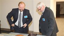 Policista Pavel Nevtípil (vpravo) a státní zástupce Jaroslav Šaroch (vlevo)... | na serveru Lidovky.cz | aktuální zprávy