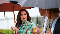 Kate, William a Harry v zahradch Kensingtonskho palce.