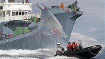 Aktivisté z oragnizace Sea Shepherd Conservation obkličují jednu z japonských... | na serveru Lidovky.cz | aktuální zprávy