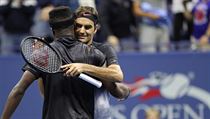 Federer a Tiafoe po vcarov promnnm mebolu.