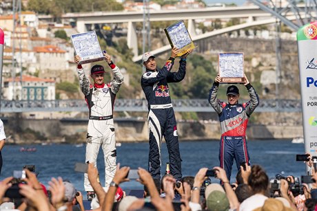 Akrobatický pilot Martin onka (uprosted) vyhrál podnik série Red Bull Air...