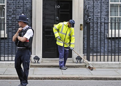 Levná pracovní síla u v Británii není ádaná. Dlník zametá na ulici Downing...