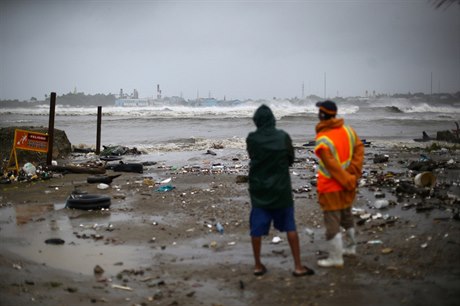 Obyvatelé Dominikánské republiky si prohlíí kody napáchané hurikánem Irma.