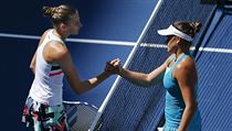 Karolna Plkov a Jennifer Bradyov po zpase v osmifinle US Open 2017.