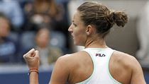 Karolna Plkov ve tvrtfinle US Open proti CoCo Vandewegheov.