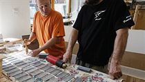 Štítky byly pozinkované, takže začaly korodovat. Klienti terapeutické dílny v... | na serveru Lidovky.cz | aktuální zprávy