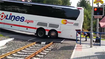Autobus uvízl na železničním přejezdu ve Smržovce. | na serveru Lidovky.cz | aktuální zprávy