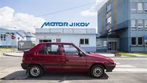 Vypůjčená Škoda Favorit před areálem Motor Jikov v Českých Budějovicích | na serveru Lidovky.cz | aktuální zprávy