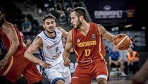 Tomáš Satoranský v souboji s Černohorcem Mihailovičem. | na serveru Lidovky.cz | aktuální zprávy