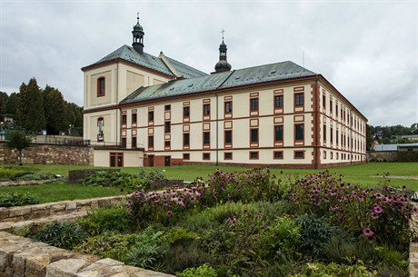 Krkonoské muzeum sídlí v bývalém augustiniánském klátee ve Vrchlabí.