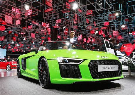 Blií pohled na Audi R8 V10 plus na Motor Show ve Frankfurtu.