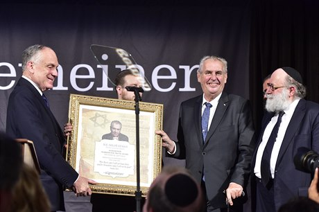 Ronald Lauder (vlevo) pedává cenu prezidentu Zemanovi.