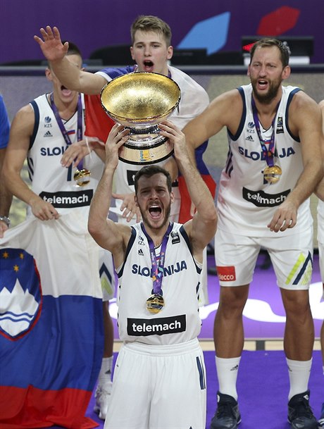 Goran Dragi zvedá nad hlavu pohár pro mistry Evropy.