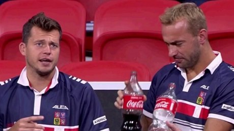 Roman Jebavý (vpravo) nabízí nápoj nevalné chuti deblovému parákovi Adamu...