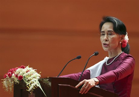 Barmská vdkyn Do Aun Schan Su ij bhem proslovu.