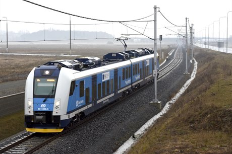 Dvouvozový vlak RegioPanter na trati mezi Studénkou a Monovem.