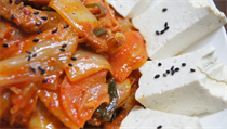 Restované vepřové maso s kimči a cibulí, vařeným korejským tofu. | na serveru Lidovky.cz | aktuální zprávy