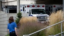 Ambulance u nemocnice Sacred Heart Hospital, která přivezla zraněné ze střelby... | na serveru Lidovky.cz | aktuální zprávy