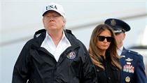 Donald Trump, v pozadí Melania Trumpová. | na serveru Lidovky.cz | aktuální zprávy