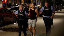 Policie odvádí protestujícího v St. Louis. | na serveru Lidovky.cz | aktuální zprávy