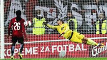 Brankář Martin Dúbravka marně plachtí vzduchem. | na serveru Lidovky.cz | aktuální zprávy