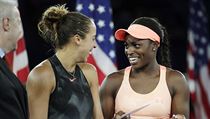 Sloane Stephensová (vpravo) s Madison Keysovou při vyhlášení. | na serveru Lidovky.cz | aktuální zprávy