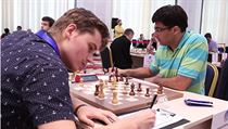 Anton Kovalyov (vlevo) a Ind Višvánáthán Ánand. | na serveru Lidovky.cz | aktuální zprávy