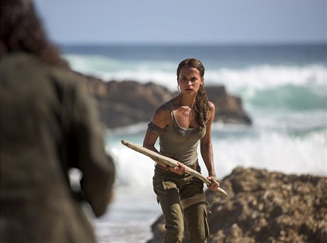 Lara Croft (Alicia Vikanderová) bude bojovat o holý ivot. Snímek Tomb Raider...