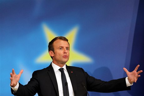 Emmanuel Macron bhem proslovu.