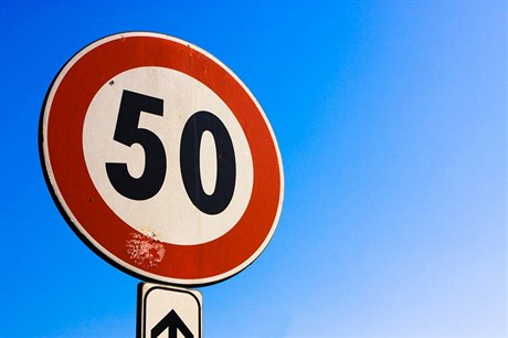 Znaka omezující rychlost na 50 km/h.