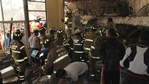 Záchranáři hledají děti ve zřícené škole v Mexico City.