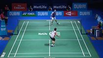 Japonec Kento Momota (v bílém) v utkání proti Viktoru Axelsenovi z Dánska. | na serveru Lidovky.cz | aktuální zprávy
