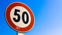 Značka omezující rychlost na 50 km/h. | na serveru Lidovky.cz | aktuální zprávy