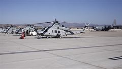 V ostrém kalifornském slunci se blytí nekonené ady seazených helikoptér....