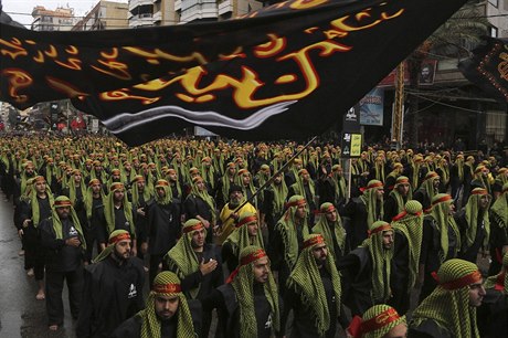 Píznivci Hizballáhu se úástní náboenského pochodu v Bejrútu (ilustraní...