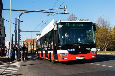Po Praze zaaly jezdit elektrobusy. Zatím pouze na zkouku.