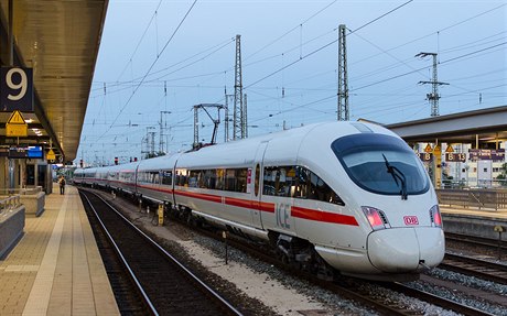 Vlak ICE-T nmeckého dopravce Deutsche Bahn