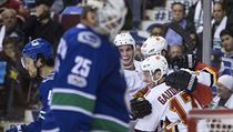 Johnny Gaudreau a Sean Monahan (23) a Jaromír Jágr slaví gól v síti Vancouveru. | na serveru Lidovky.cz | aktuální zprávy