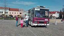 Pirátský autobus na náměstíčku v Jevíčku. | na serveru Lidovky.cz | aktuální zprávy