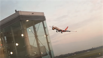 Přelet Air Berlin na rozloučenou vyšetřují úřady. Stroj před přistáním proletěl nad věží Piloti těsně před dosednutím přerušili přistávací manévr a proletěli nad řídicí... | na serveru Lidovky.cz | aktuální zprávy