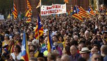Lidé s katalánskými vlajkami během shromáždění v Barceloně. Lidé s katalánskými vlajkami během shromáždění v Barceloně.